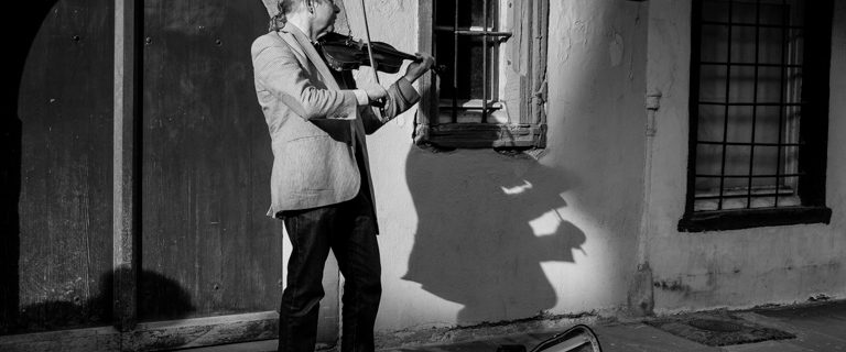 Homem tocando violino na rua na festa da musica em Paris