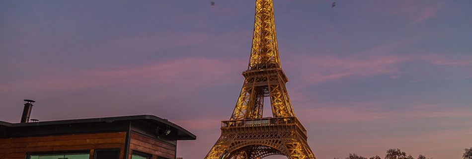 Pôr do sol na Torre Eiffel após ataque terrorista