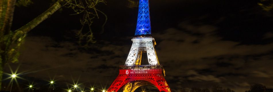 Torre Eiffel, iluminada apos o atentado do 13/11/2015.