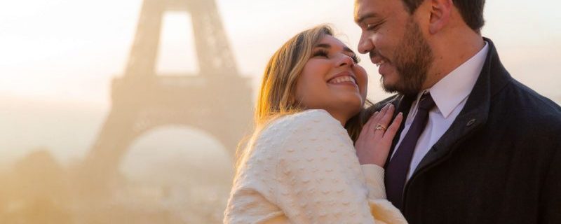 Lindo ensaio romântico em Paris com fotógrafo brasileiro durante nascer do sol