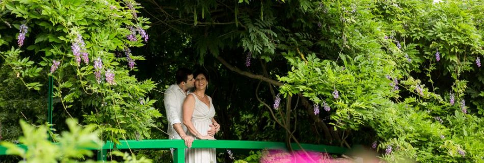 Casal abraçado na ponte do Jardin d'Eau durante ensaio fotográfico em Giverny